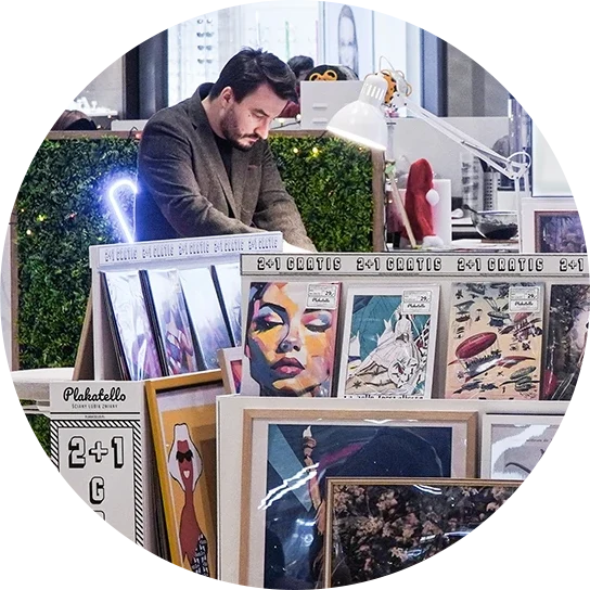 Ciekawostki i porady od Plakatello; na zdjęciu: stoisko z plakatami i obrazami w Lublinie, grudzień 2023