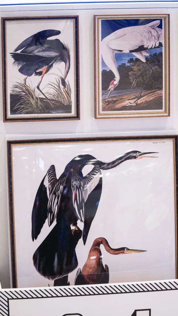 Styl vintage i retro w dekoracjach wnętrz – nostalgiczna podróż do złotej ery designu 1 styl vintage retro na ekspozycji plakatow plakatello