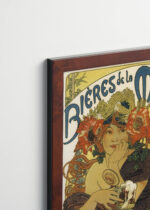 Aranżacja wnętrza, na ścianie wisi plakat w ramce: Bieres de la Meuse Alfons Mucha secesja Art Nouveau