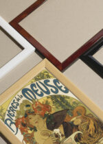 Zbliżenie na detale plakatu oprawionego w drewnianą białą ramkę od Plakatello®: Bieres de la Meuse Alfons Mucha secesja Art Nouveau