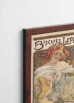 Aranżacja wnętrza, na ścianie wisi plakat w ramce: Alfons Mucha Biscuits Lefèvre-Utile secesja