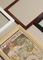 Zbliżenie na detale plakatu oprawionego w drewnianą białą ramkę od Plakatello®: Alfons Mucha Biscuits Lefèvre-Utile secesja