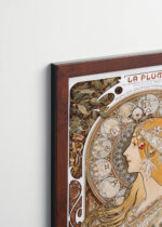 Aranżacja wnętrza, na ścianie wisi plakat w ramce: La Plume Alfons Mucha 1899 secesja art nouveau