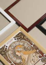 Zbliżenie na detale plakatu oprawionego w drewnianą białą ramkę od Plakatello®: La Plume Alfons Mucha 1899 secesja art nouveau