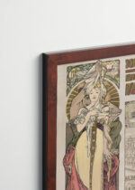 Aranżacja wnętrza, na ścianie wisi plakat w ramce: Alfons Mucha Wystawa Światowa Paryż 1900 secesja