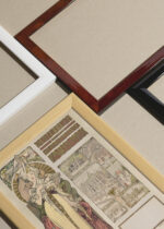 Zbliżenie na detale plakatu oprawionego w drewnianą białą ramkę od Plakatello®: Alfons Mucha Wystawa Światowa Paryż 1900 secesja