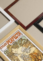 Zbliżenie na detale plakatu oprawionego w drewnianą białą ramkę od Plakatello®: Cycles Perfecta Alfons Mucha secesja kobieta rower