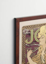 Aranżacja wnętrza, na ścianie wisi plakat w ramce: JOB Alfons Mucha secesja kobieta Art Nouveau