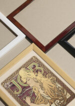 Zbliżenie na detale plakatu oprawionego w drewnianą białą ramkę od Plakatello®: JOB Alfons Mucha secesja kobieta Art Nouveau