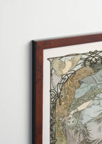 Aranżacja wnętrza, na ścianie wisi plakat w ramce: Alfons Mucha kobieta secesja Art Nouveau