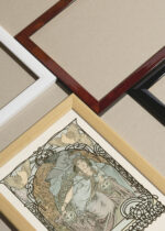 Zbliżenie na detale plakatu oprawionego w drewnianą białą ramkę od Plakatello®: Alfons Mucha kobieta secesja Art Nouveau