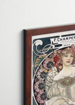Aranżacja wnętrza, na ścianie wisi plakat w ramce: Alfons Mucha F. Champenois Art Nouveau 1898