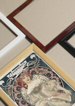 Zbliżenie na detale plakatu oprawionego w drewnianą białą ramkę od Plakatello®: Alfons Mucha F. Champenois Art Nouveau 1898