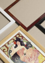 Zbliżenie na detale plakatu oprawionego w drewnianą białą ramkę od Plakatello®: Job Alfons Mucha 1896 secesja Art Nouveau