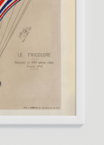 Zbliżenie na detale plakatu oprawionego w drewnianą białą ramkę od Plakatello®: Trójkolorowy balon latający nr 1 (1874)