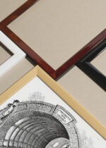 Widok z góry na cztery drewniane ramki, w jednej z nich oprawiony plakat Portal of The Broadway Tunnel Broadway Underground Railway Nowy Jork 1870