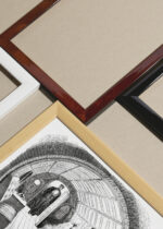 Widok z góry na cztery drewniane ramki, w jednej z nich oprawiony plakat Interior of the Pneumatic Passenger-Car Broadway Underground Railway 1872 Nowy Jork