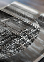 Widok z góry na cztery drewniane ramki, w jednej z nich oprawiony plakat The Underground Tunneling Machine vintage Nowy Jork 1872