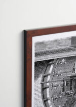 Aranżacja wnętrza, na ścianie wisi plakat w ramce: The Underground Tunneling Machine vintage Nowy Jork 1872