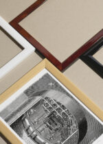 Zbliżenie na detale plakatu oprawionego w drewnianą białą ramkę od Plakatello®: The Underground Tunneling Machine vintage Nowy Jork 1872