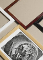 Widok z góry na cztery drewniane ramki, w jednej z nich oprawiony plakat wizja budowy metra Broadway Underground Railway Nowy Jork 1872