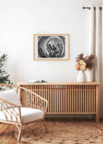 Aranżacja wnętrza, na ścianie wisi plakat w ramce: wizja budowy metra Broadway Underground Railway Nowy Jork 1872