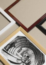 Widok z góry na cztery drewniane ramki, w jednej z nich oprawiony plakat widok z tunelu na stację Broadway Underground Railway 1872 Nowy Jork