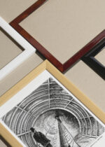 Widok z góry na cztery drewniane ramki, w jednej z nich oprawiony plakat eksperymentalna sekcja Broadway Underground Railway metro Nowy Jork 1872