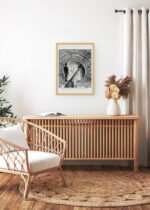 Aranżacja wnętrza, na ścianie wisi plakat w ramce: eksperymentalna sekcja Broadway Underground Railway metro Nowy Jork 1872