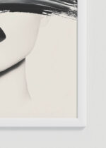 Zbliżenie na detale plakatu oprawionego w drewnianą białą ramkę od Plakatello®