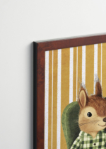 Plakat oprawiony w drewnianą brązową ramkę Vintage Italia: do pokoju dziecięcego wiewiórka w piżamie zielono-kremowej na fotelu