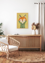Aranżacja wnętrza, na ścianie wisi plakat w ramce: lis w koszuli w kratę skandynawski styl do pokoju dziecięcego