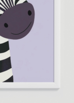 Zbliżenie na detale plakatu oprawionego w drewnianą białą ramkę od Plakatello®: do pokoju dziecięcego zebra z kolorową grzywą skandynawski