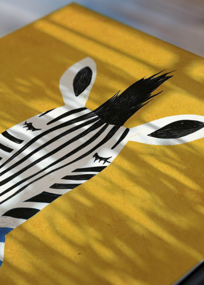 Zbliżenie na detale plakatu: zebra w swetrze z kawą na żółtym tle do pokoju dziecięcego