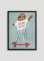 Plakat w drewnianej czarnej ramce: do pokoju dziecięcego leniwiec na deskorolce stay cool