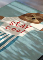 Zbliżenie na detale plakatu: do pokoju dziecięcego leniwiec na deskorolce stay cool