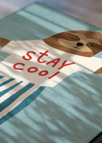 Zbliżenie na detale plakatu: do pokoju dziecięcego leniwiec na deskorolce stay cool