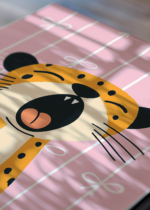 Zbliżenie na detale plakatu: do pokoju dziecięcego ziewający gepard safari