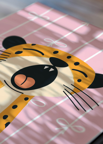 Zbliżenie na detale plakatu: do pokoju dziecięcego ziewający gepard safari