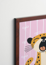 Plakat oprawiony w drewnianą brązową ramkę Vintage Italia: do pokoju dziecięcego ziewający gepard safari