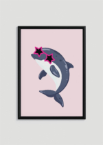 Plakat w drewnianej czarnej ramce: delfin w okularach w gwiazdki różowy granat do pokoju dziecięcego
