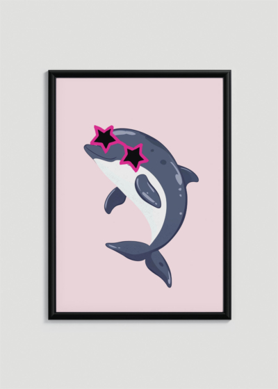 Plakat w drewnianej czarnej ramce: delfin w okularach w gwiazdki różowy granat do pokoju dziecięcego