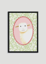 Plakat w drewnianej czarnej ramce: owieczka na tle w kwiatki pastelowy do pokoju dziecięcego