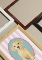 Widok z góry na cztery drewniane ramki, w jednej z nich oprawiony plakat vintage szczeniak labrador do pokoju dziecięcego