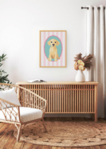 Aranżacja wnętrza, na ścianie wisi plakat w ramce: vintage szczeniak labrador do pokoju dziecięcego