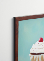 Plakat oprawiony w drewnianą brązową ramkę Vintage Italia: słodka babeczka muffin na niebieskim tle do pokoju dziecięcego