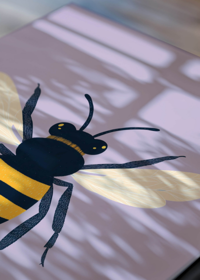Zbliżenie na detale plakatu: pszczoła na lawendowym tle skandynawski styl do pokoju dziecięcego