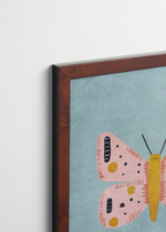 Plakat oprawiony w drewnianą brązową ramkę Vintage Italia: pastelowy motyl różowy na niebieskim tle skandynawski do pokoju dziecięcego