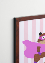 Plakat oprawiony w drewnianą brązową ramkę Vintage Italia: gryzoń superbohater na deskorolce na tle w różowe paski do pokoju dziecięcego