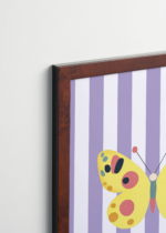 Plakat oprawiony w drewnianą brązową ramkę Vintage Italia: kolorowy motyl na lawendowym tle w paski do pokoju dziecięcego